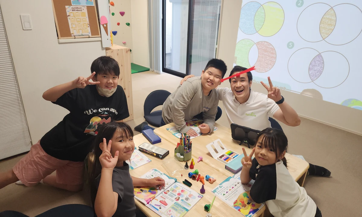 先生と子どもたちが一緒に学ぶSproutsのグループレッスン風景