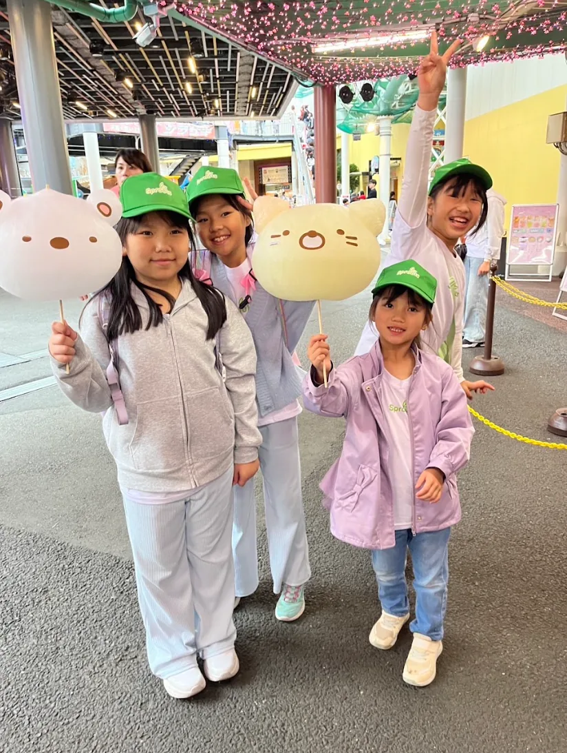 Sproutsの緑の帽子をかぶってフィールドトリップを楽しむ子どもたち