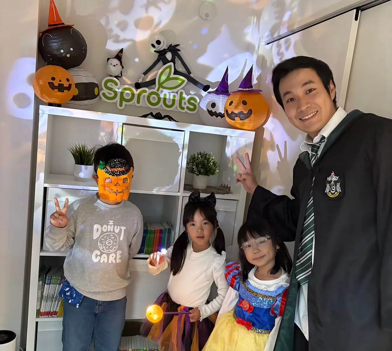 Sproutsのハロウィンイベントで仮装して参加する子どもたちと先生