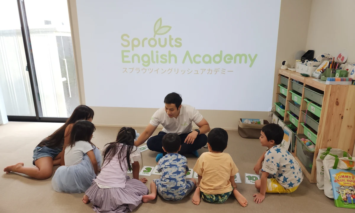 Sprouts English Academyの教室で先生と子どもたちが活動しながら英語を学ぶ様子