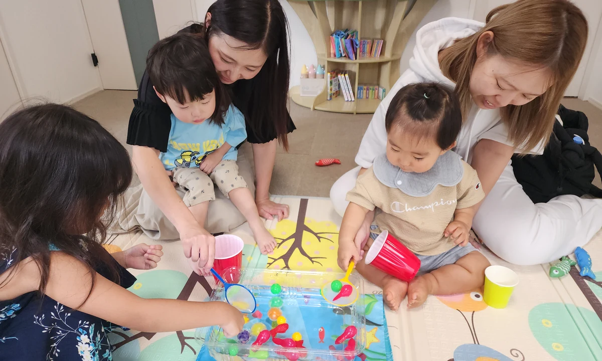 幼児が絵カードやおもちゃを使って英語に楽しく触れるSproutsのレッスン風景